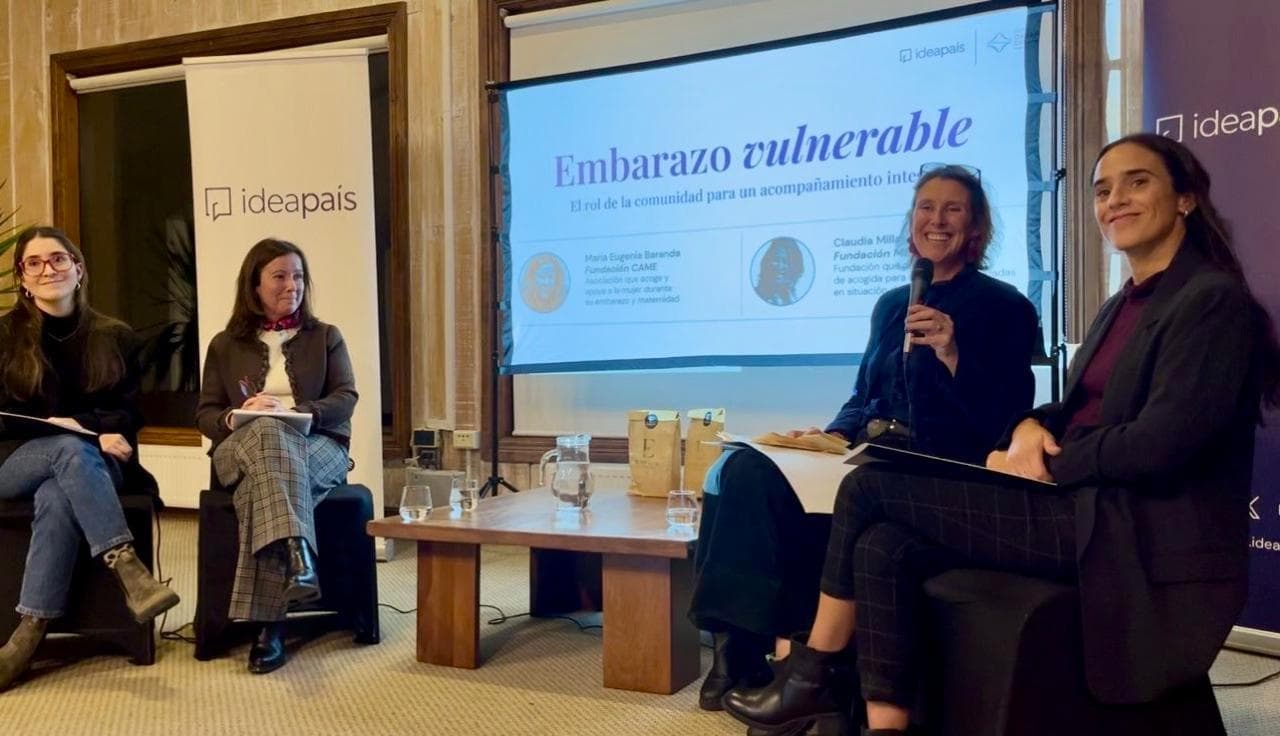 Panel del conversatorio «Embarazo vulnerable» de IdeaPaís, con la participación de Mater Filius