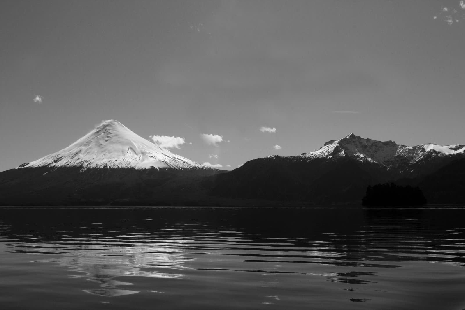 Volcán Osorno y Cerro La Picada vistos desde el lago, en blanco y negro