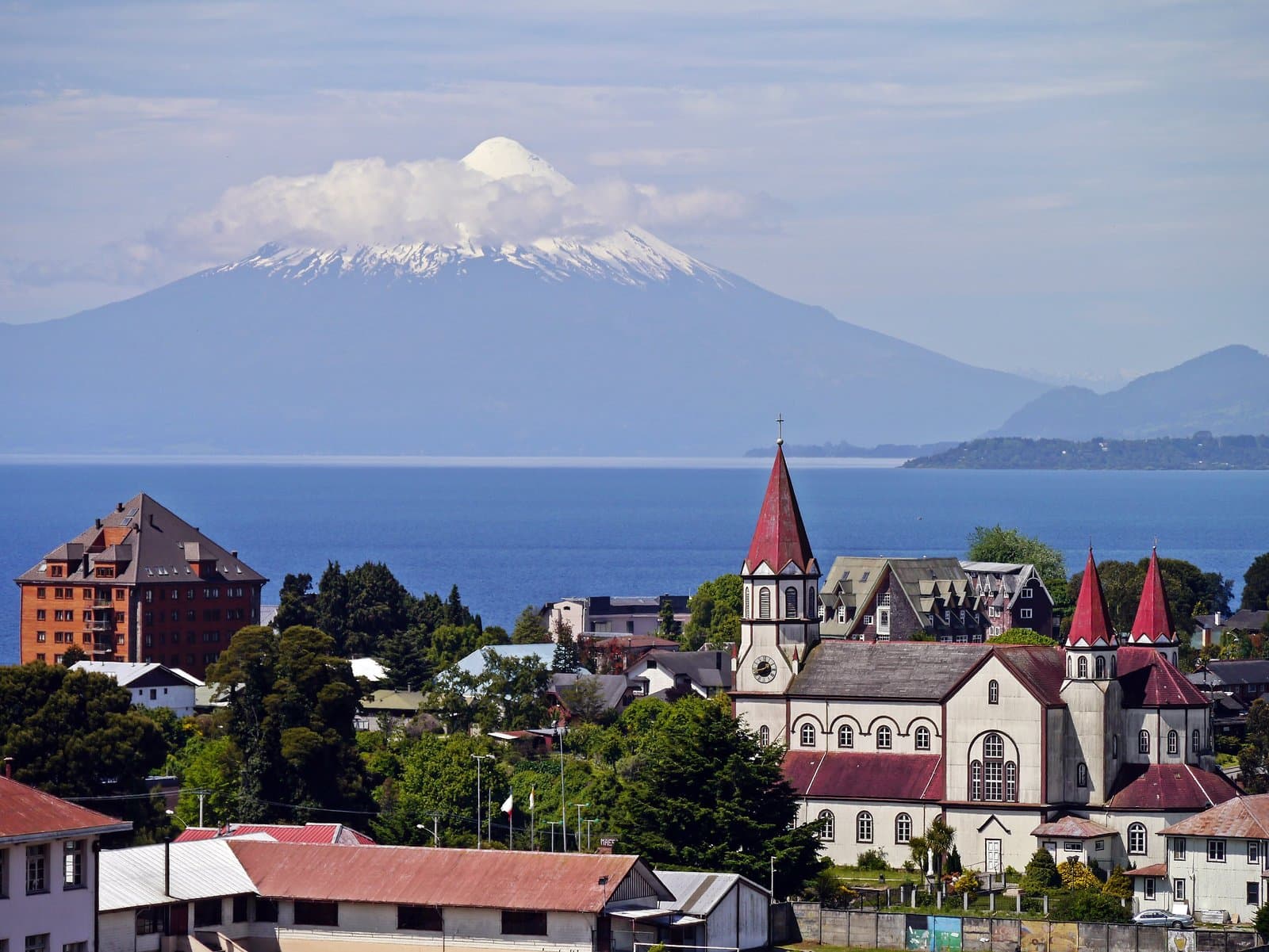 Vista de Puerto Varas con la iglesia y el Volcán Osorno al fondo